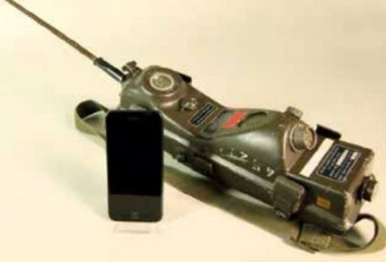 Das AN/PRC-6, ein schwartes, klobiges Mobilfunkgerät, dass deutlich größer (ca. 5-6 Mal so groß) ist, wie ein heutiges iPhone 8