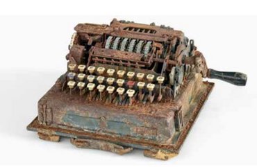 Bodenfund eines Schlüsselgerät 41, ähnelt einer gerosteten und vergilbten Schreibmaschine