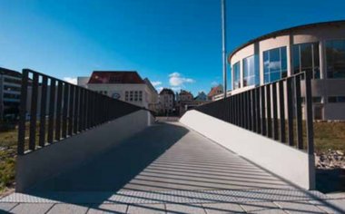 Vorderansicht der Brücke, im Hintergrund Häuser