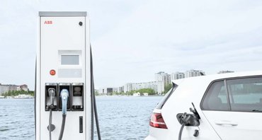 Foto eines ABB Terra Ladesystems, an dem ein Elektroauto geladen wird