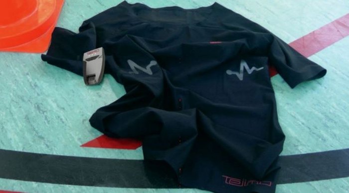 Foto eines schwarzen Sport-Shirts und elektronischen Messgeräts, das zum Trainingssystem gehört