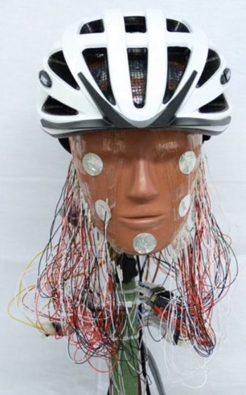 Foto eines weißen Helms auf einem Kopf-Modell, auf dem Elektroden befestigt sind