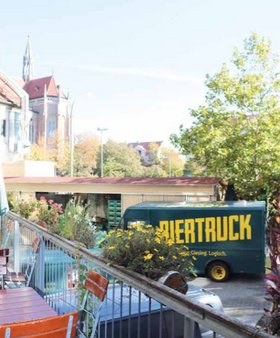 Foto der Umgebung des Giesinger Bräu mit einem LKW mit der Aufschrift "BIERTRUCK"