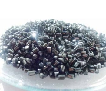 Foto von vielen kleinen dunkelfarbenen Polystyrol-Rezyklaten, das Produkt des Recyclingprozesses CreaSolv®