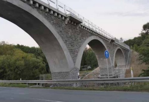 Bild der Brücke, darunter ist eine Straße zu sehen