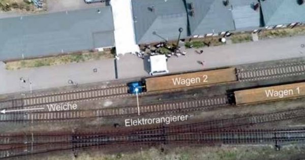 Foto in Vogelperspektive, in dem Wagen 1 und Wagen 2 (Elektrorangierer) zu sehen sind, die auf Schienen stehen; zudem ist die Weiche gekennzeichnet