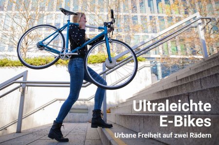 Eine Frau trägt das E-Bike Treppen hinauf