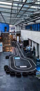 Schräge Draufsicht auf die aufgebaute Rennstrecke im Foyer der Hochschule München
