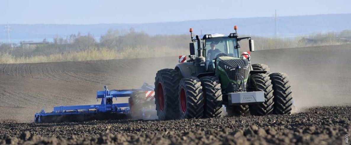 Der Traktor Fendt 1050 Vario im Einsatz auf einem erdigen Feld