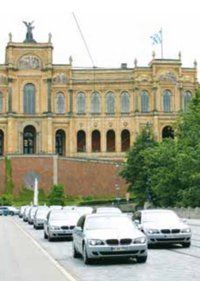 Silberne Autos auf einer Straße mit Gebäude im Hintergrund