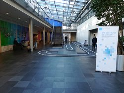 Foyer der Hochschule München mit aufgebauter Rennstrecke