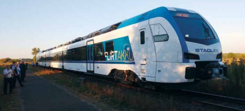 Foto eines blau-weißen Zugs von Stadler auf Schienen