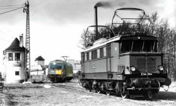 Schwarz-weiß Aufnahme der Lokomotiven E44 und ES 64 U4
