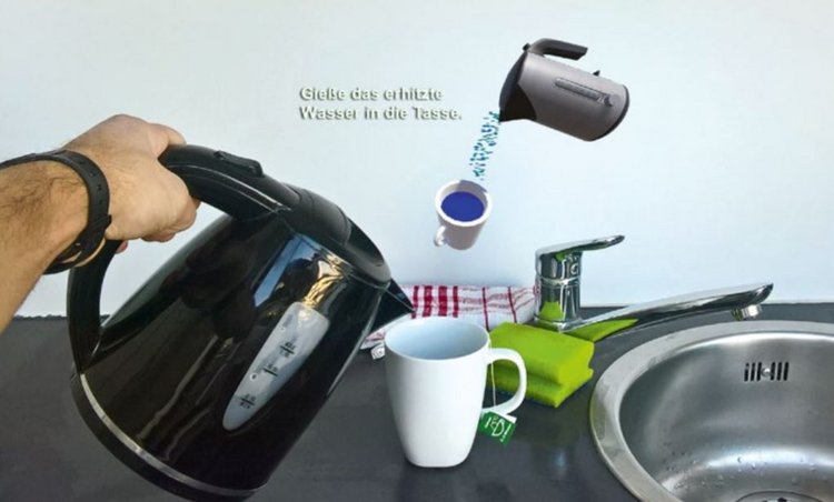 Mann mit Wasserkocher in der Hand gießt heißes Wasser in eine Tasse, darüber ist mit virtuellen Elementen eine Handlungsanweisung eingeblendet