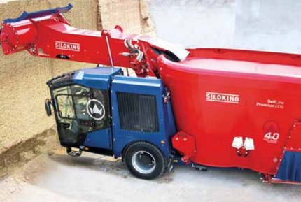 Großer rot-blauer Truck bei der Beladung