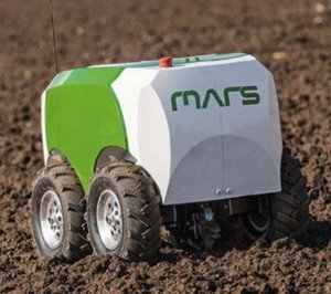 Der kleine weiß-grüne Feldroboter MARS mit vier Rädern auf einem erdigen Feld